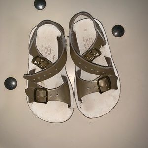 Girls Gold Leather Saltwater Sandals•Size 6